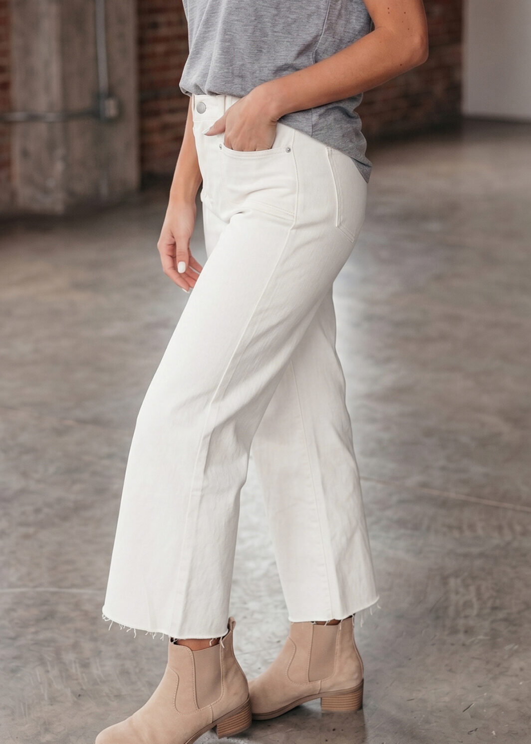 White Raw Hem Ankle-length Loose Jeans